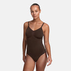 Andningsbar shapewear-body med magkontroll och rumplyft