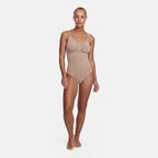 Andningsbar shapewear-body med magkontroll och rumplyft